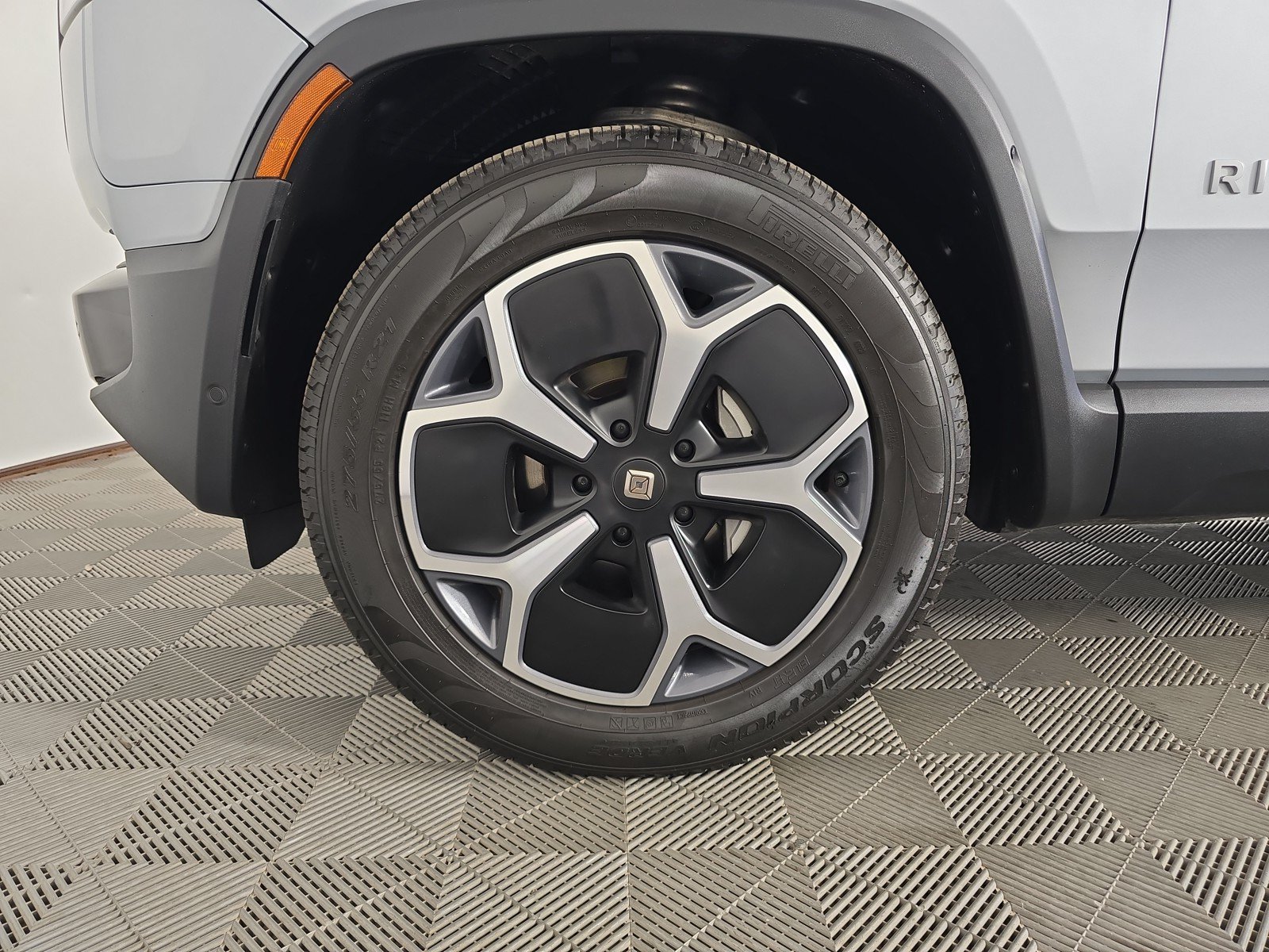Used 2024 Rivian R1S Adventure AWD/4WD image 9
