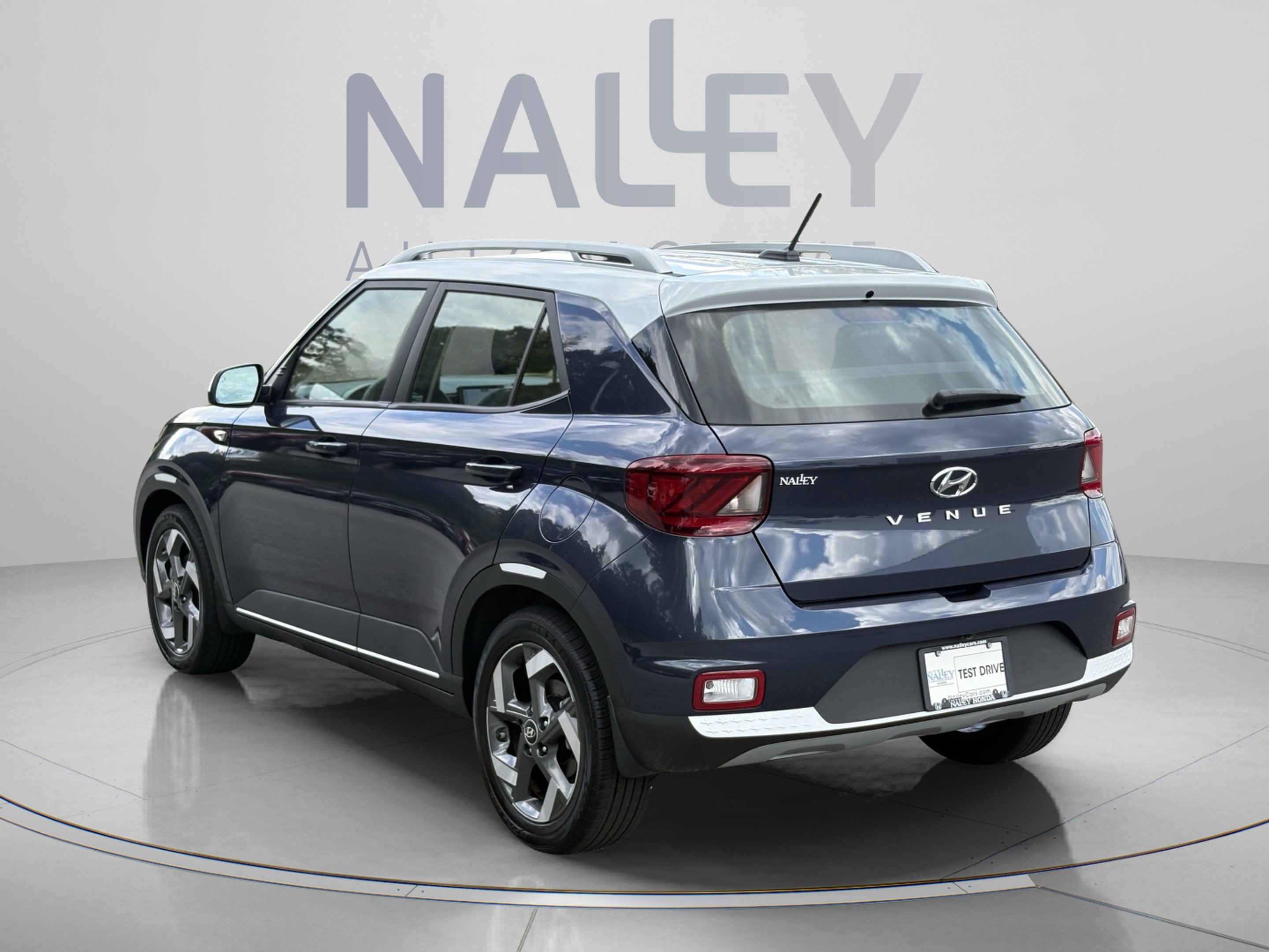 Certified 2025 Hyundai Venue Limited FWD image 3