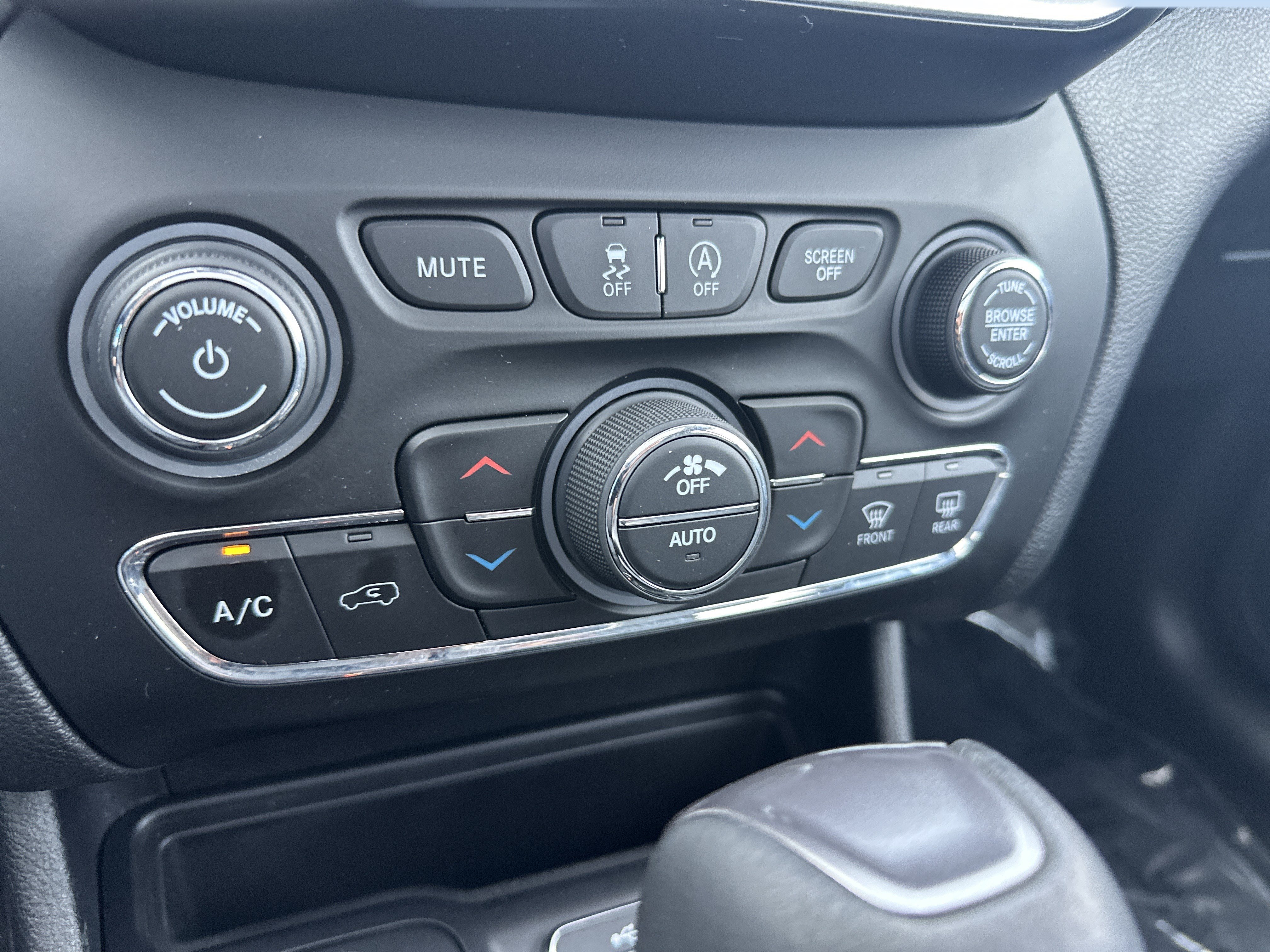 Used 2021 Jeep Cherokee Limited AWD/4WD image 15
