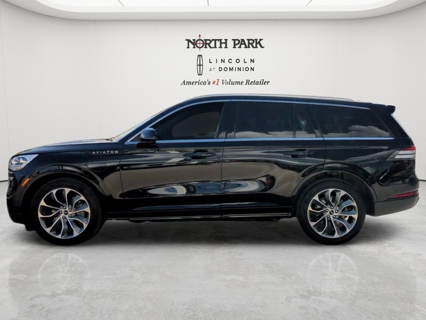 Used 2023 Lincoln Aviator Grand Touring w/ Equipment Group 301A AWD/4WD image 2