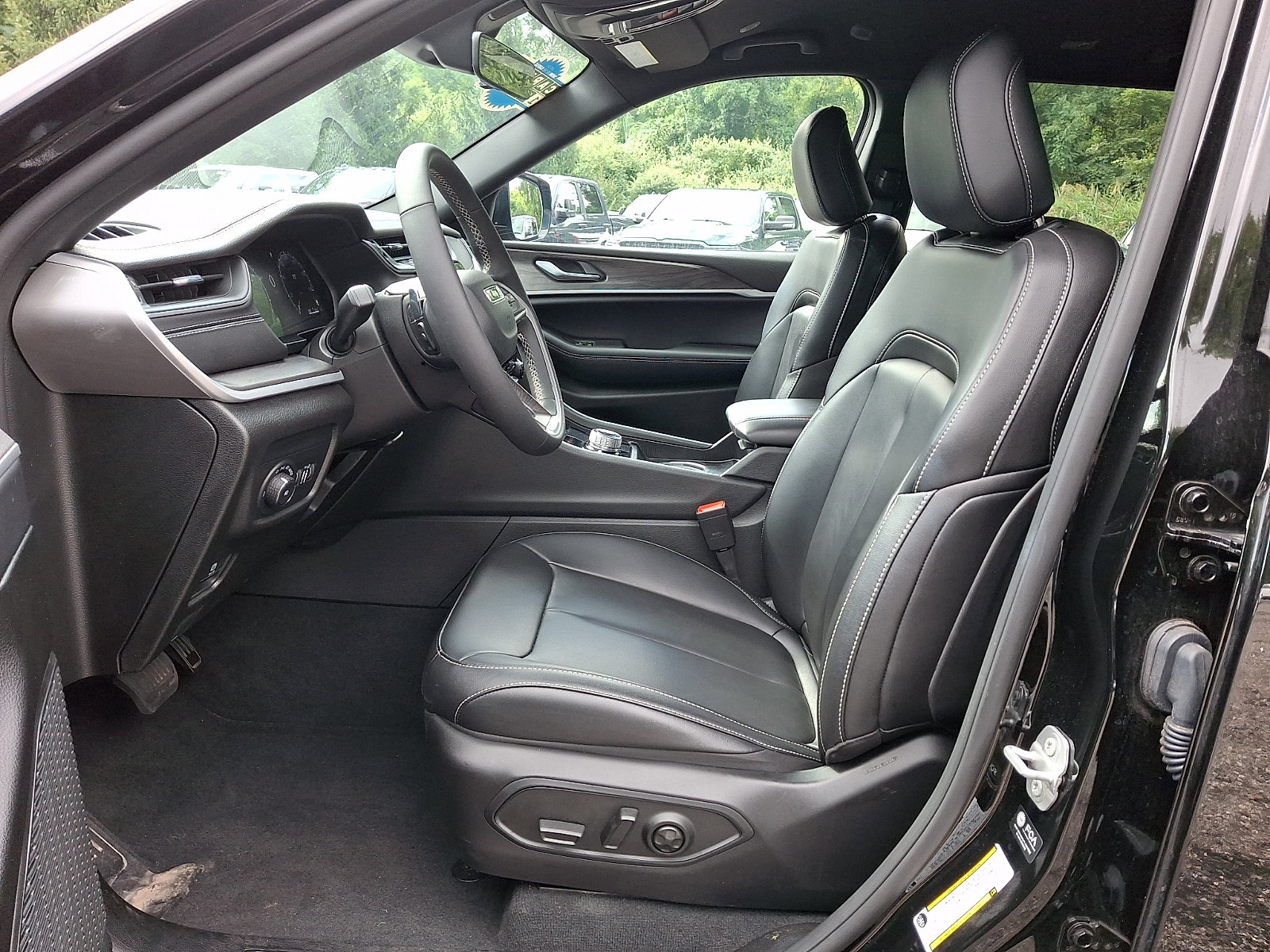 Certified 2025 Jeep Grand Cherokee L Limited AWD/4WD image 14