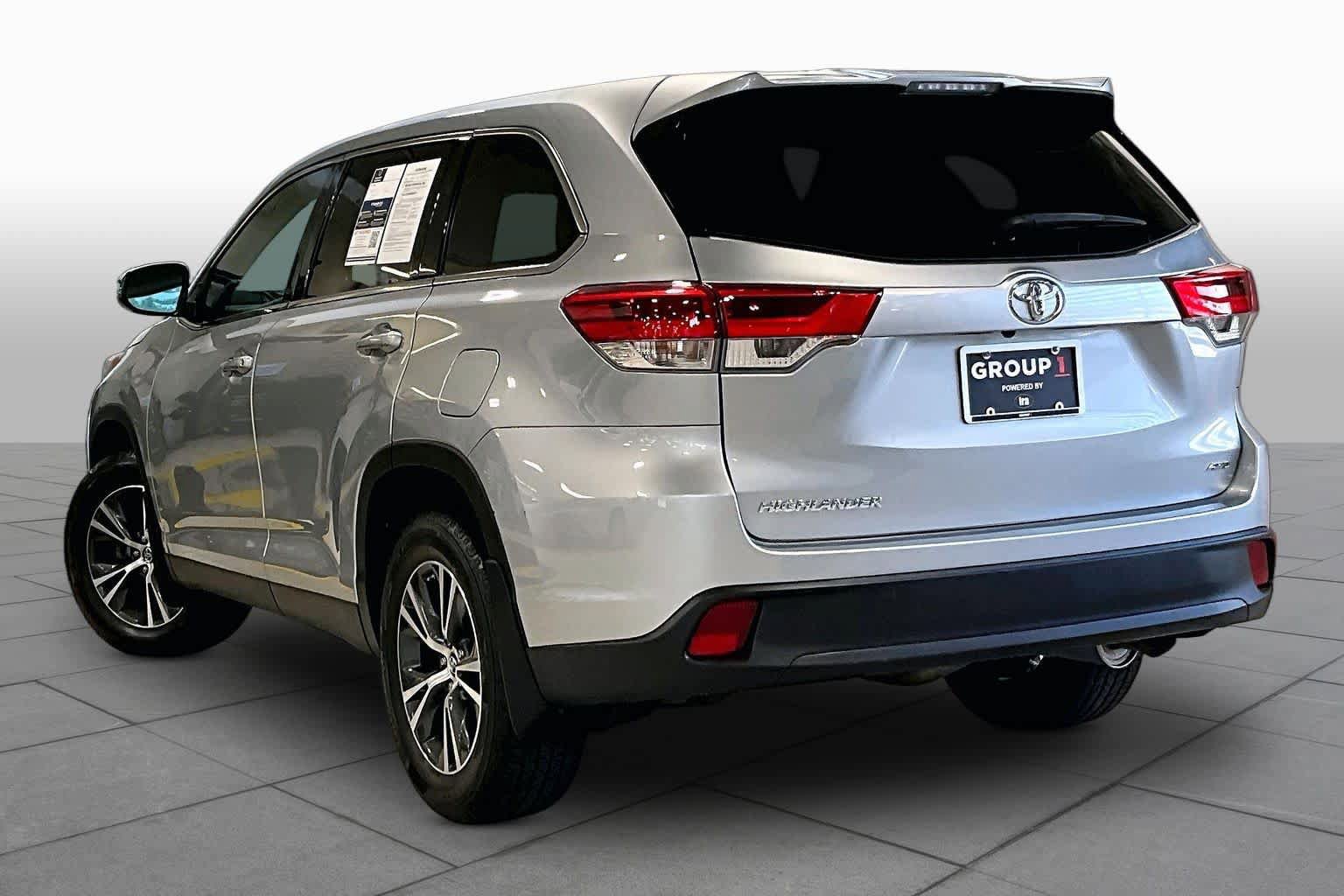 Used 2019 Toyota Highlander LE AWD/4WD image 12