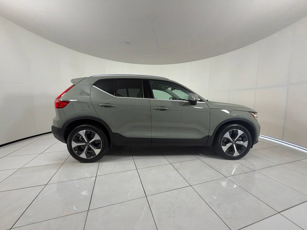 Used 2024 Volvo XC40 B5 Plus AWD/4WD image 4