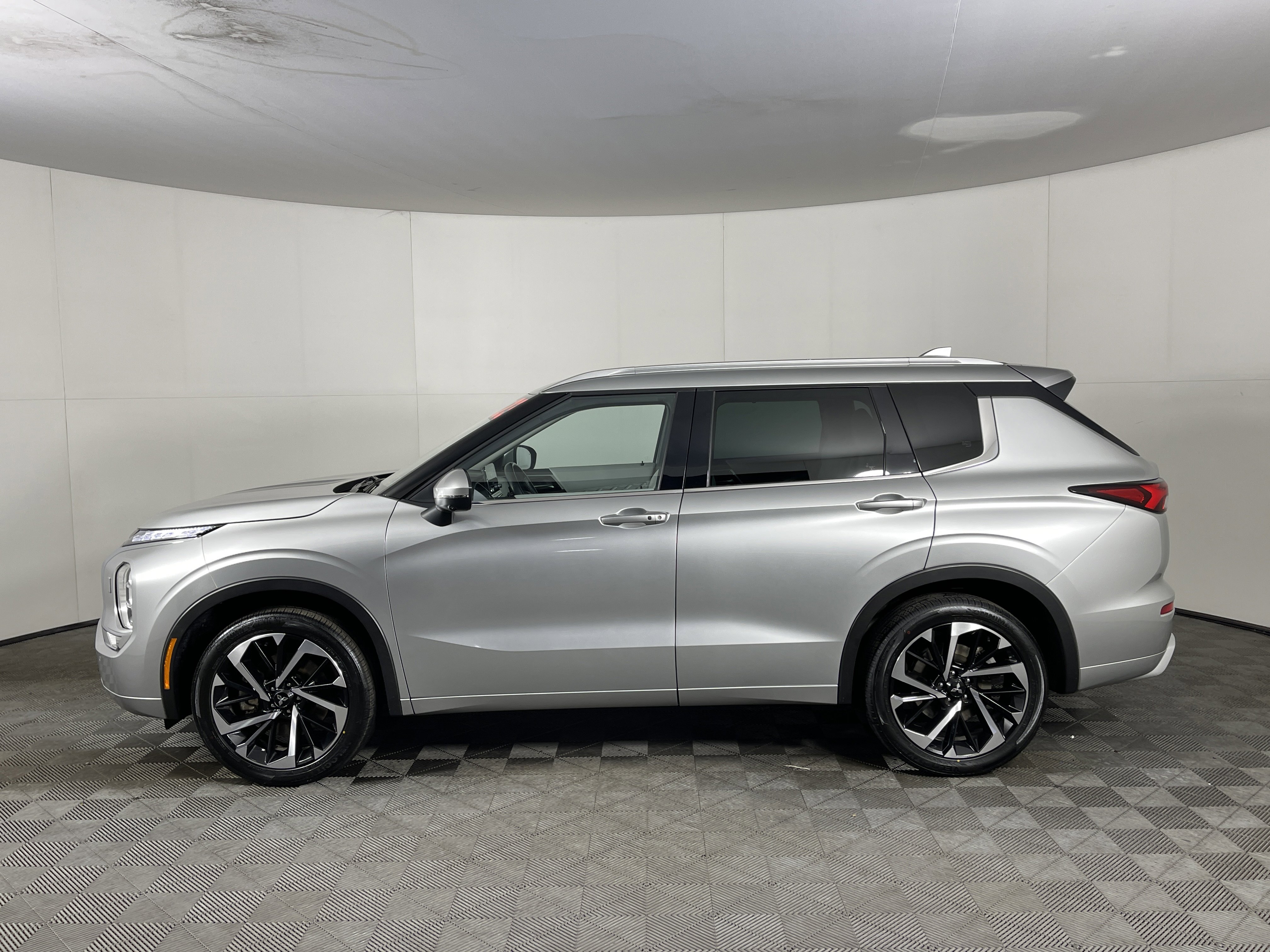 Used 2023 Mitsubishi Outlander SEL image 3