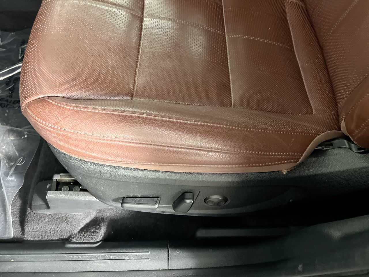Used 2024 Kia Telluride EX w/ EX Captain's Chair Package FWD image 13