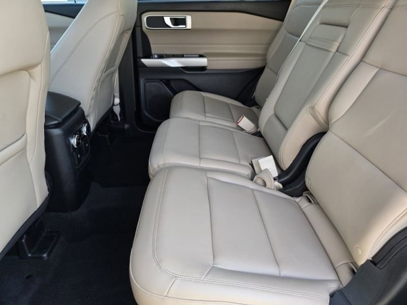 Used 2022 Ford Explorer XLT w/ Equipment Group 202A image 10