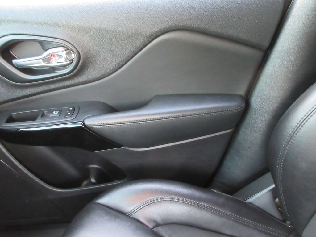 Used 2021 Jeep Cherokee Latitude Plus AWD/4WD image 31