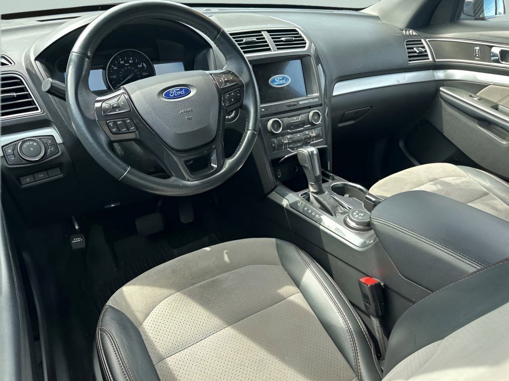 Used 2017 Ford Explorer XLT w/ Equipment Group 202A AWD/4WD image 17