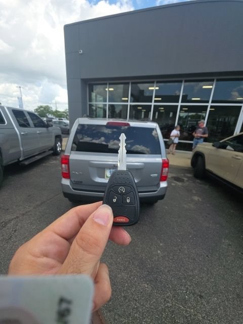 Used 2015 Jeep Patriot Latitude AWD/4WD image 6