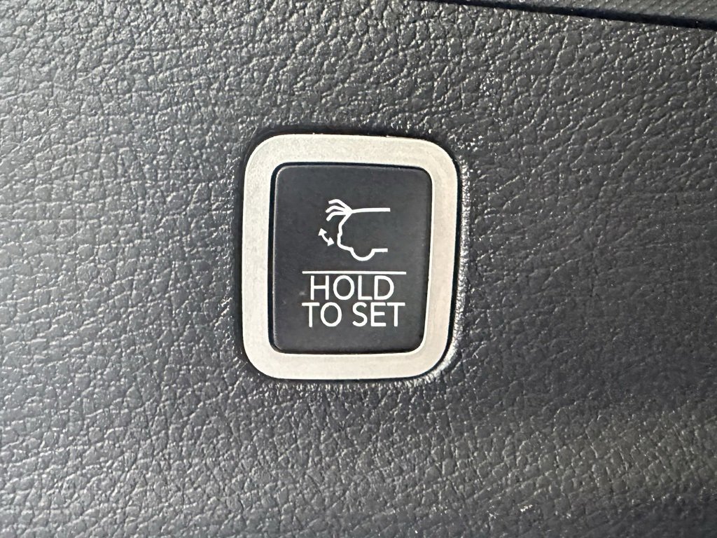 Used 2023 Jeep Wagoneer L Series II image 8