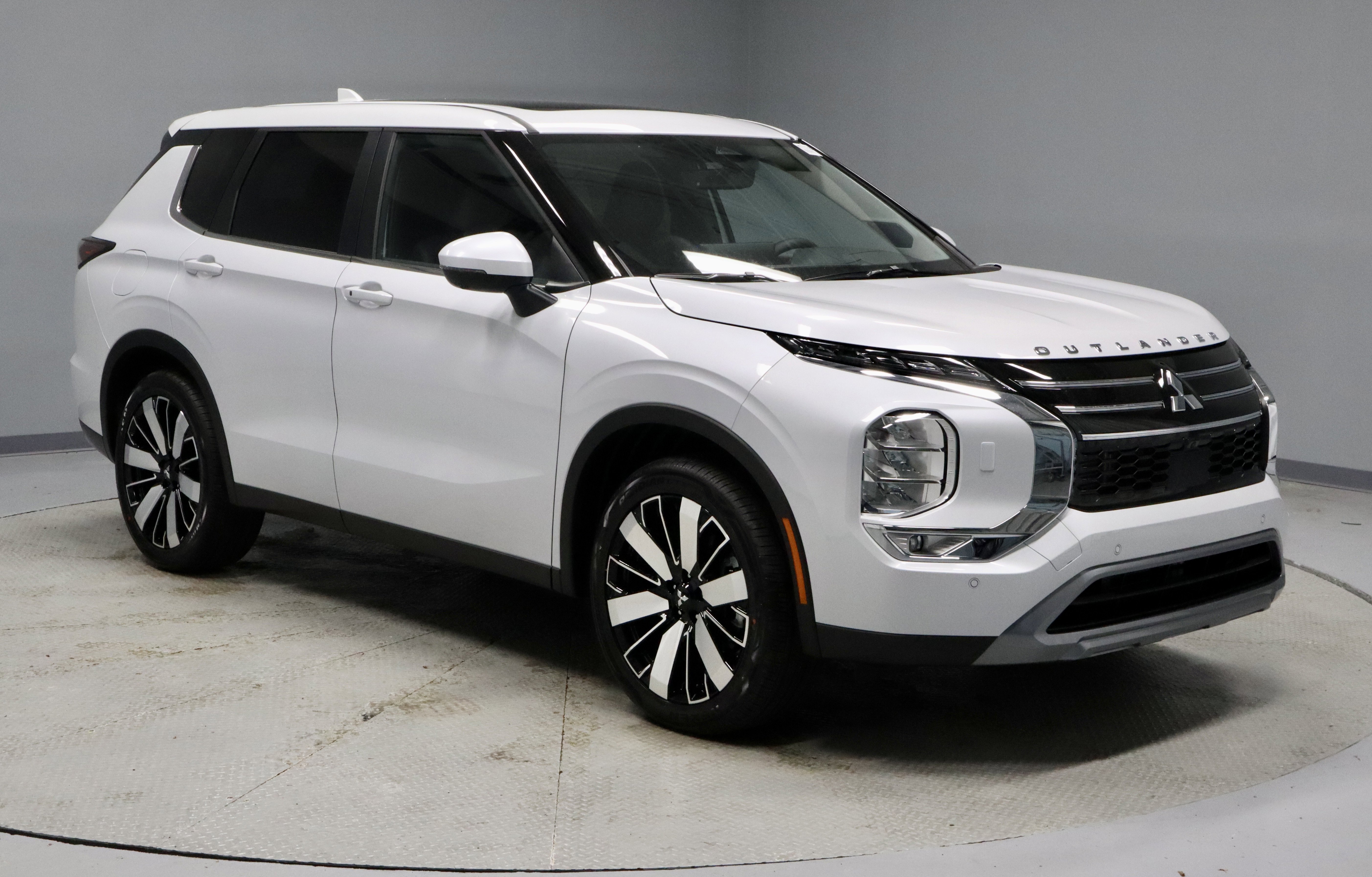 New 2026 Mitsubishi Outlander SE image 2