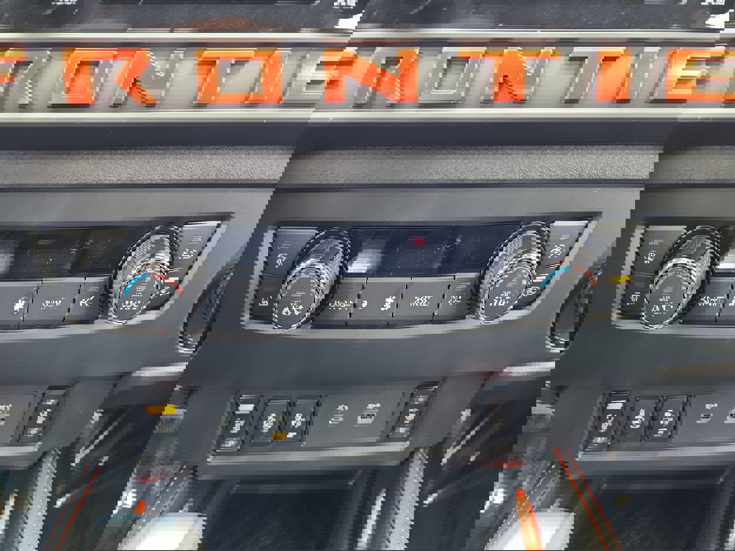 New 2026 Nissan Frontier PRO-4X w/ Pro-4x Convenience Package image 15