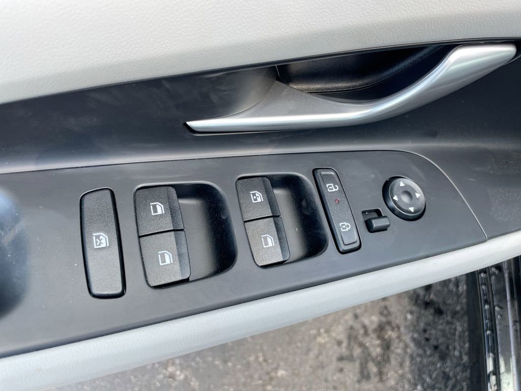New 2025 Hyundai Elantra Limited image 38
