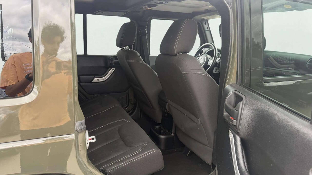 Used 2015 Jeep Wrangler Unlimited Sahara w/ Connectivity Group AWD/4WD image 14