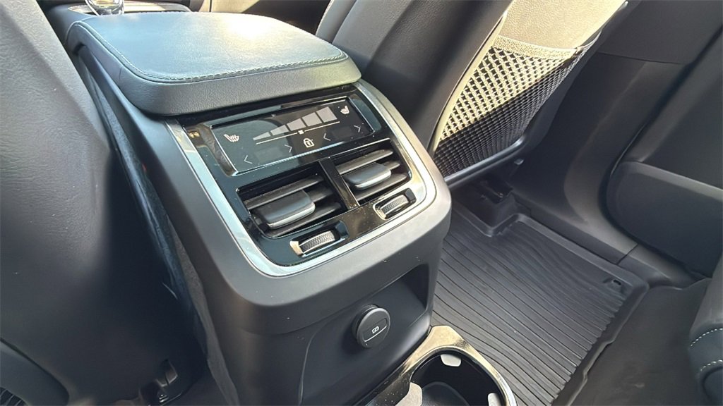 Certified 2024 Volvo XC90 T8 Ultimate w/ Protection Package image 26