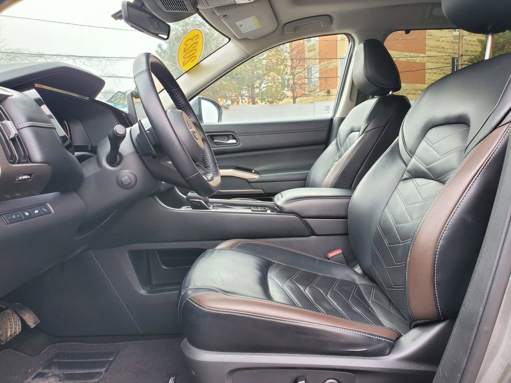 Used 2023 Nissan Pathfinder Platinum image 16