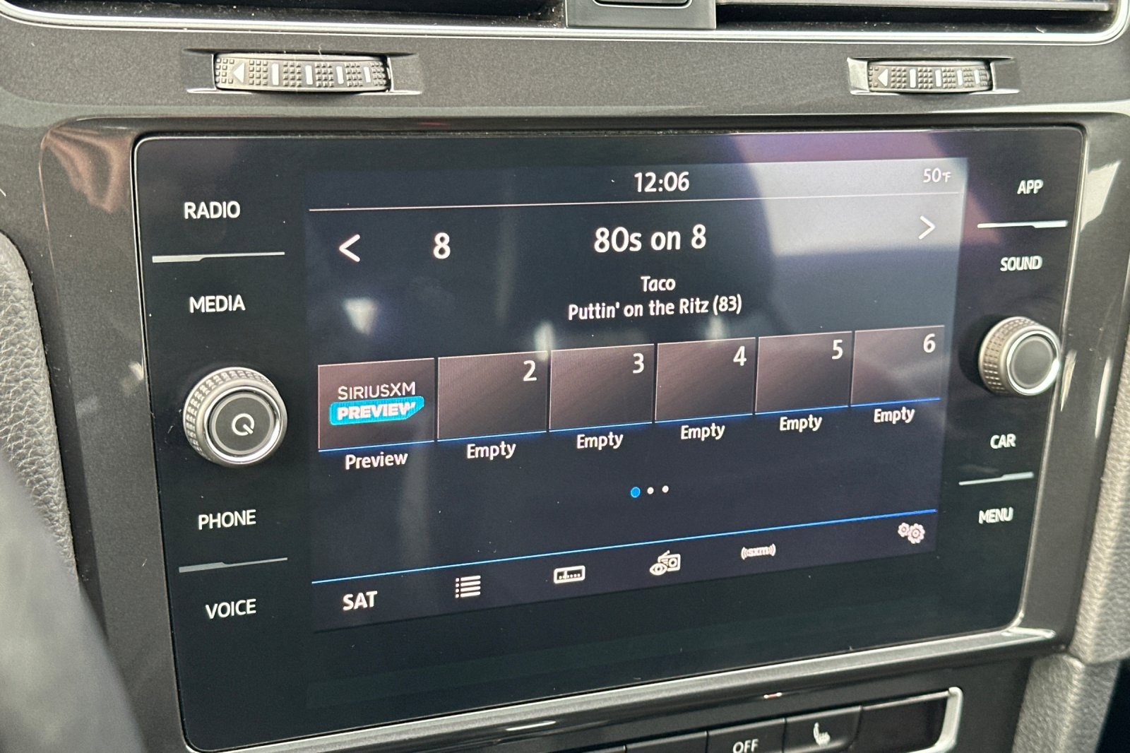 Used 2018 Volkswagen Golf SE image 19