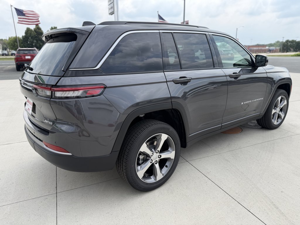 New 2026 Jeep Grand Cherokee Limited w/ Trailer Tow Package AWD/4WD image 8