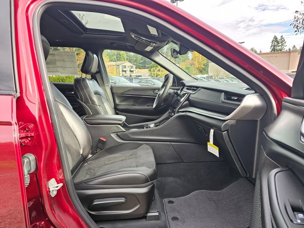 New 2025 Jeep Grand Cherokee L Altitude image 11