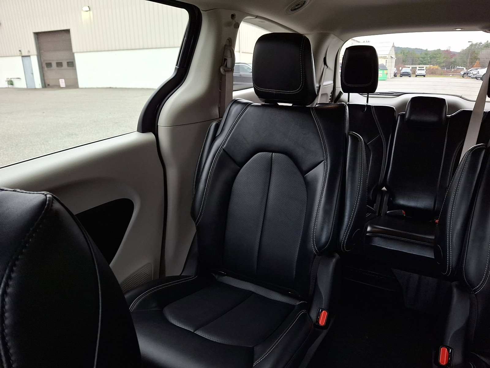 Used 2024 Chrysler Pacifica Select image 18