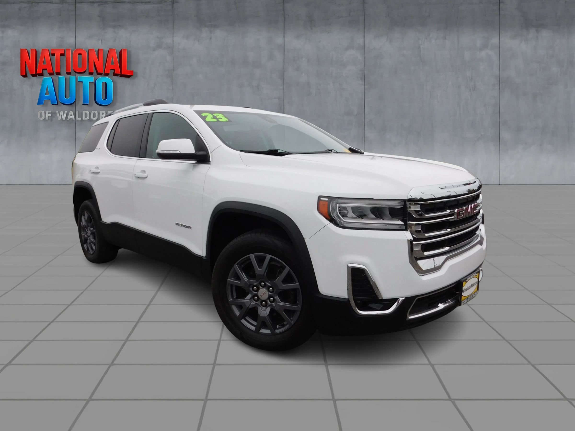 Used 2023 GMC Acadia SLT FWD image 1