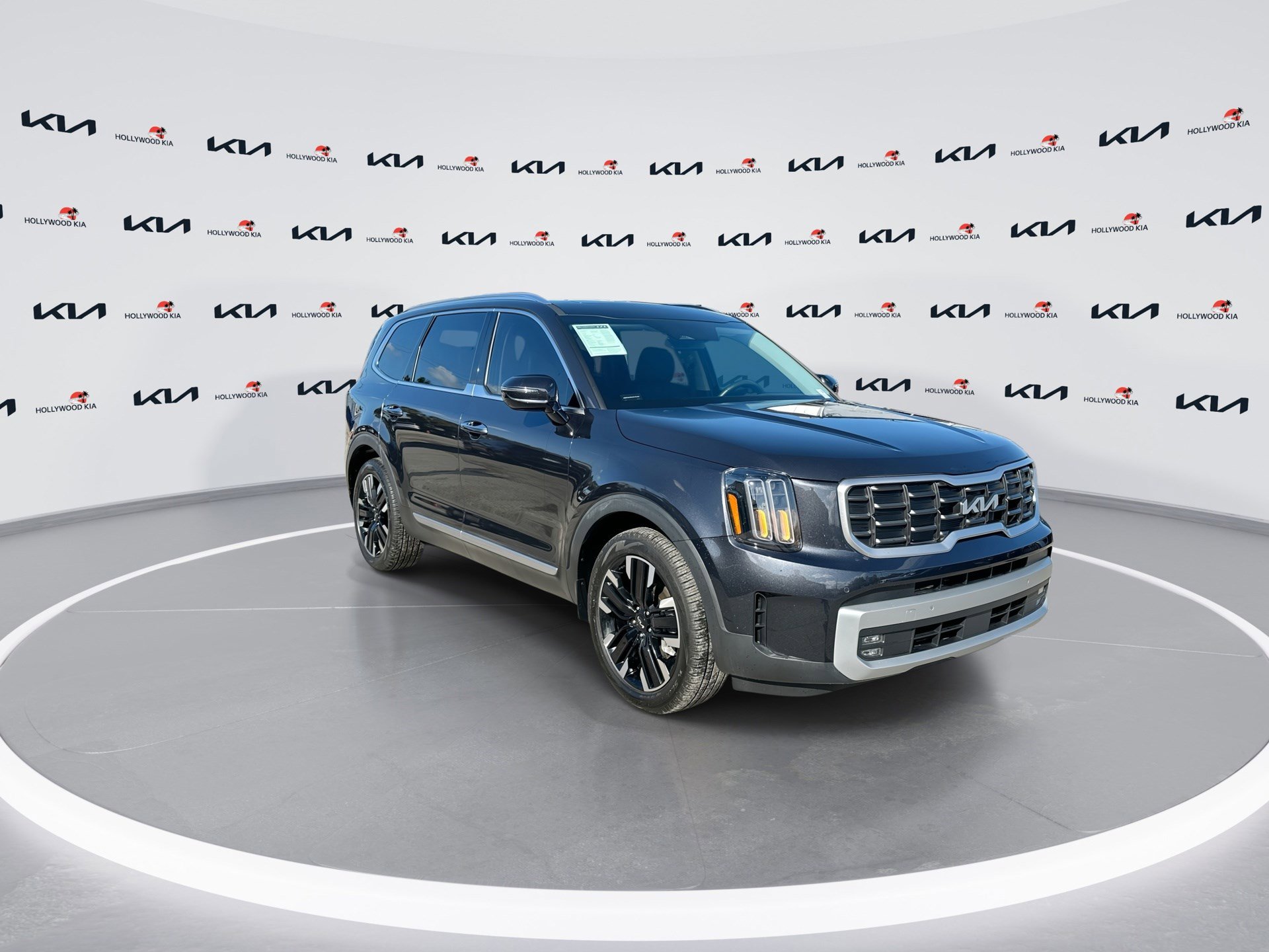 Used 2025 Kia Telluride SX w/ SX Captain's Chair Package image 2