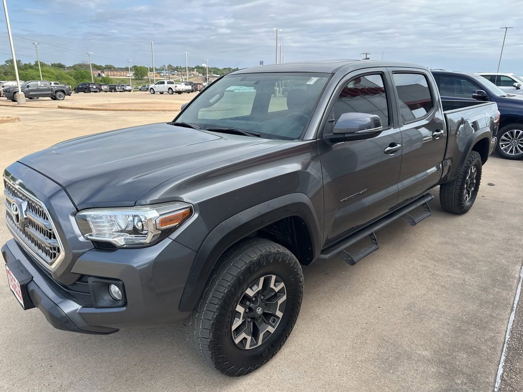 Used 2017 Toyota Tacoma TRD Off-Road image 3