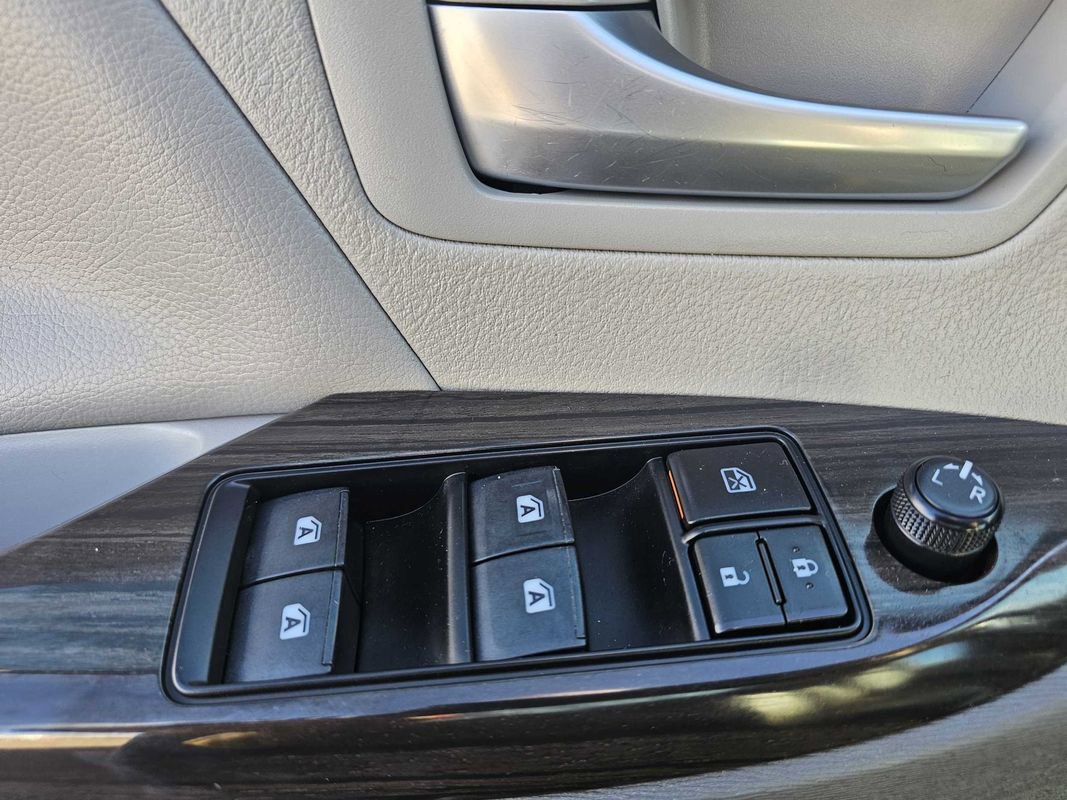 Used 2018 Toyota Sienna XLE FWD image 13