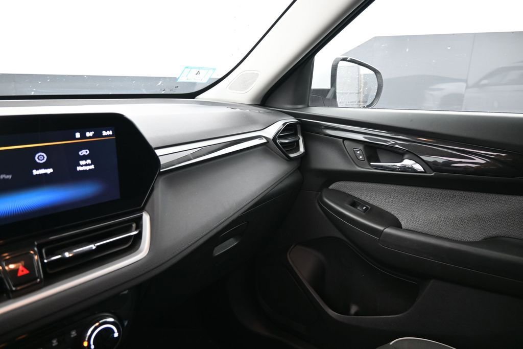 Used 2025 Chevrolet TrailBlazer LT FWD image 33