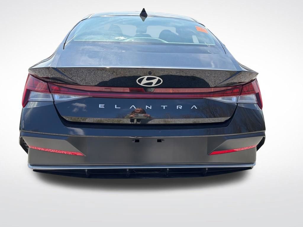 Used 2025 Hyundai Elantra SEL image 13