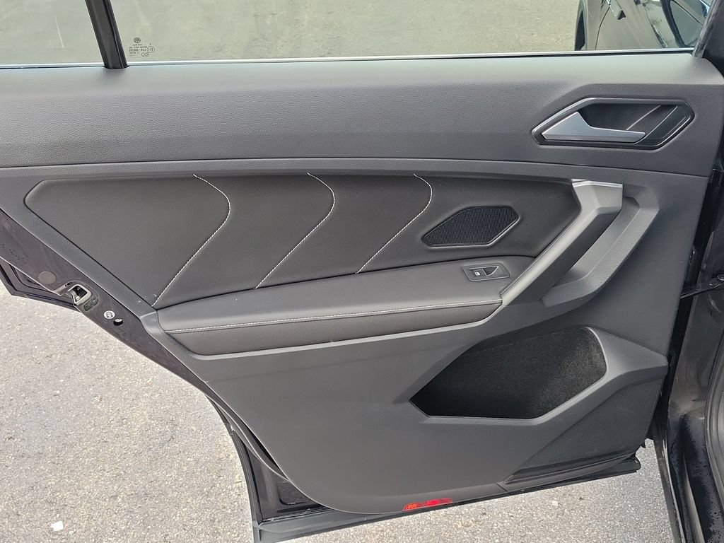 Used 2023 Volkswagen Tiguan SE w/ Panoramic Sunroof Package FWD image 9