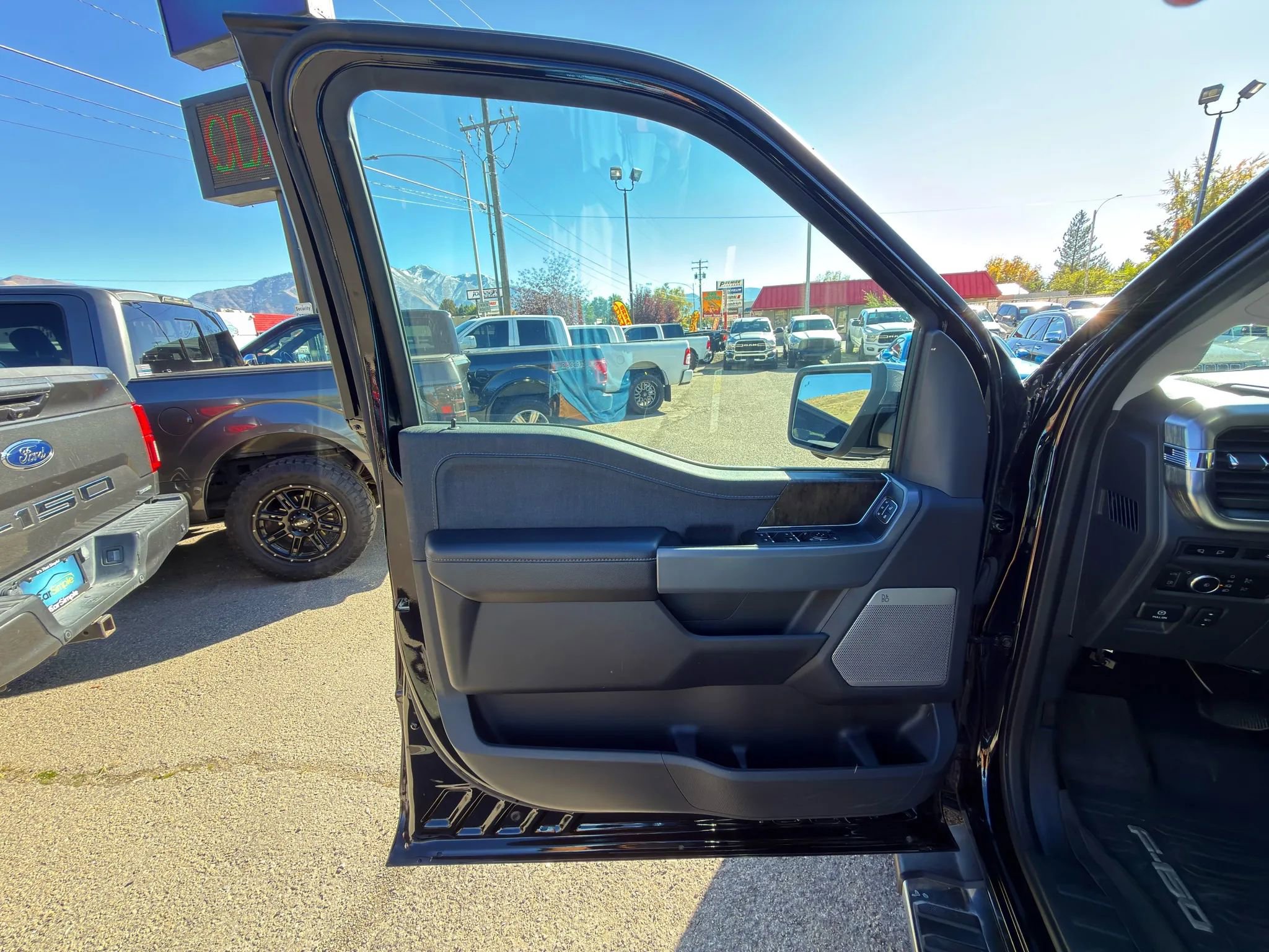 Used 2023 Ford F150 Lariat w/ Trailer Tow Package image 37