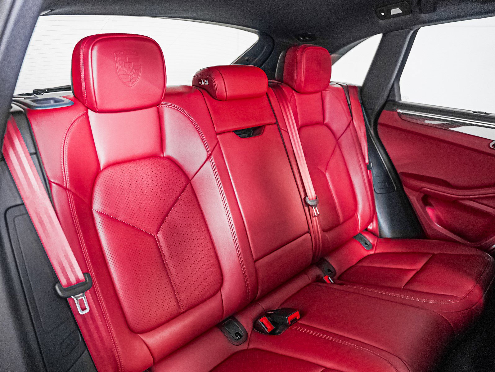 Certified 2025 Porsche Macan GTS image 6