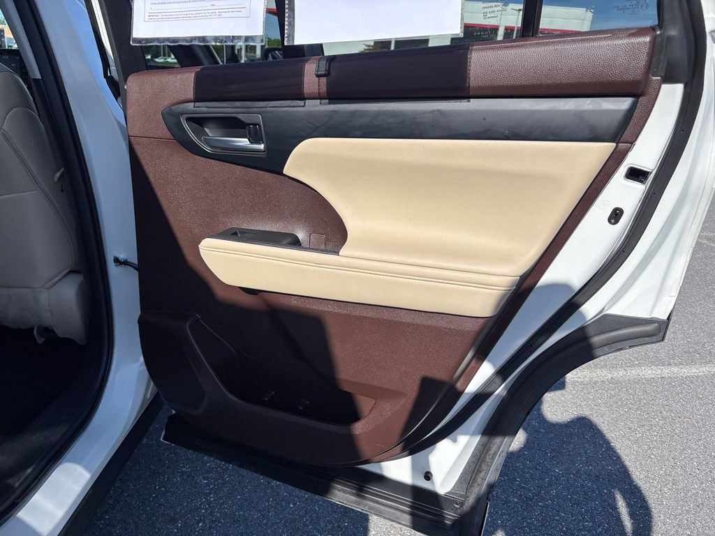 Used 2022 Toyota Highlander XLE AWD/4WD image 44
