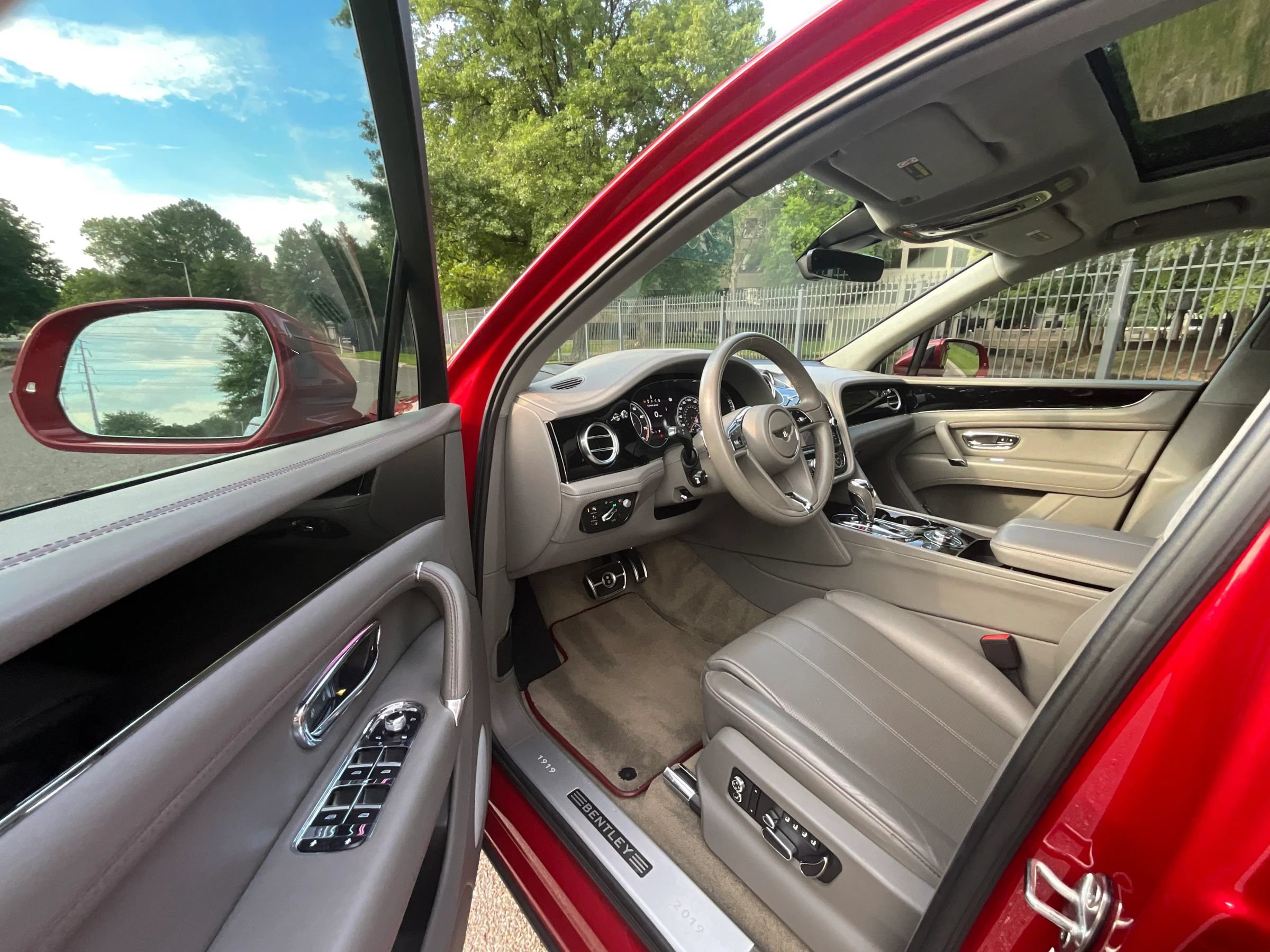Used 2019 Bentley Bentayga AWD/4WD image 9