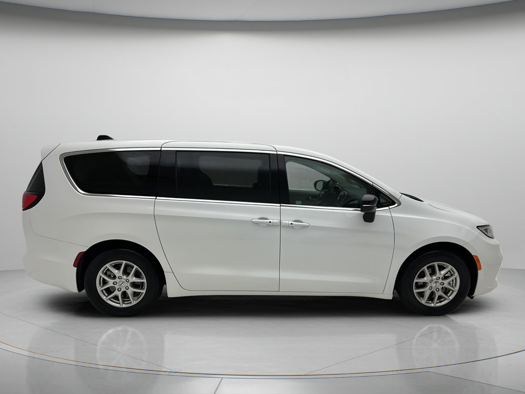 Used 2024 Chrysler Pacifica Touring-L FWD image 6