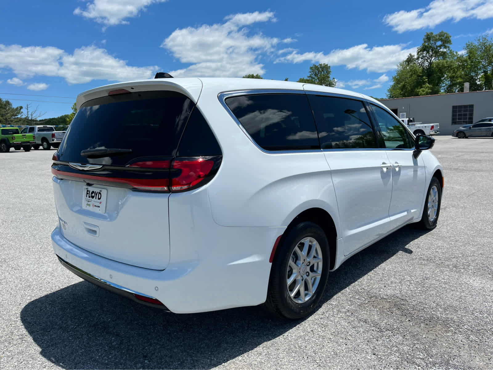 New 2026 Chrysler Pacifica Select FWD image 3