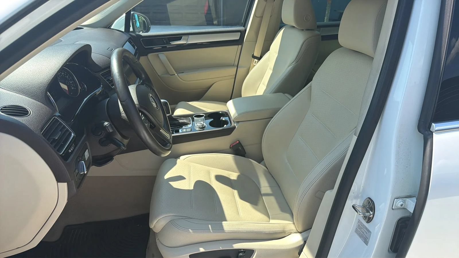Used 2015 Volkswagen Touareg Sport AWD/4WD image 10