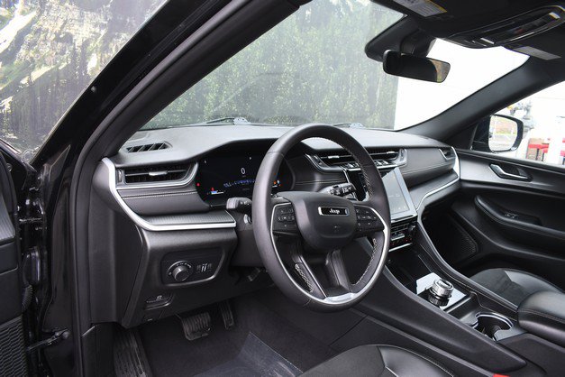 Used 2025 Jeep Grand Cherokee Altitude AWD/4WD image 14