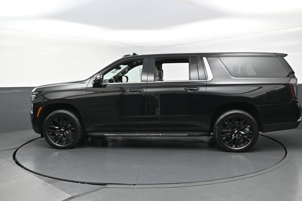 Used 2025 Chevrolet Suburban LT w/ Comfort Package AWD/4WD image 4