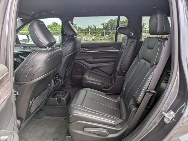 Used 2025 Jeep Grand Cherokee L Limited w/ Black Appearance Package AWD/4WD image 15