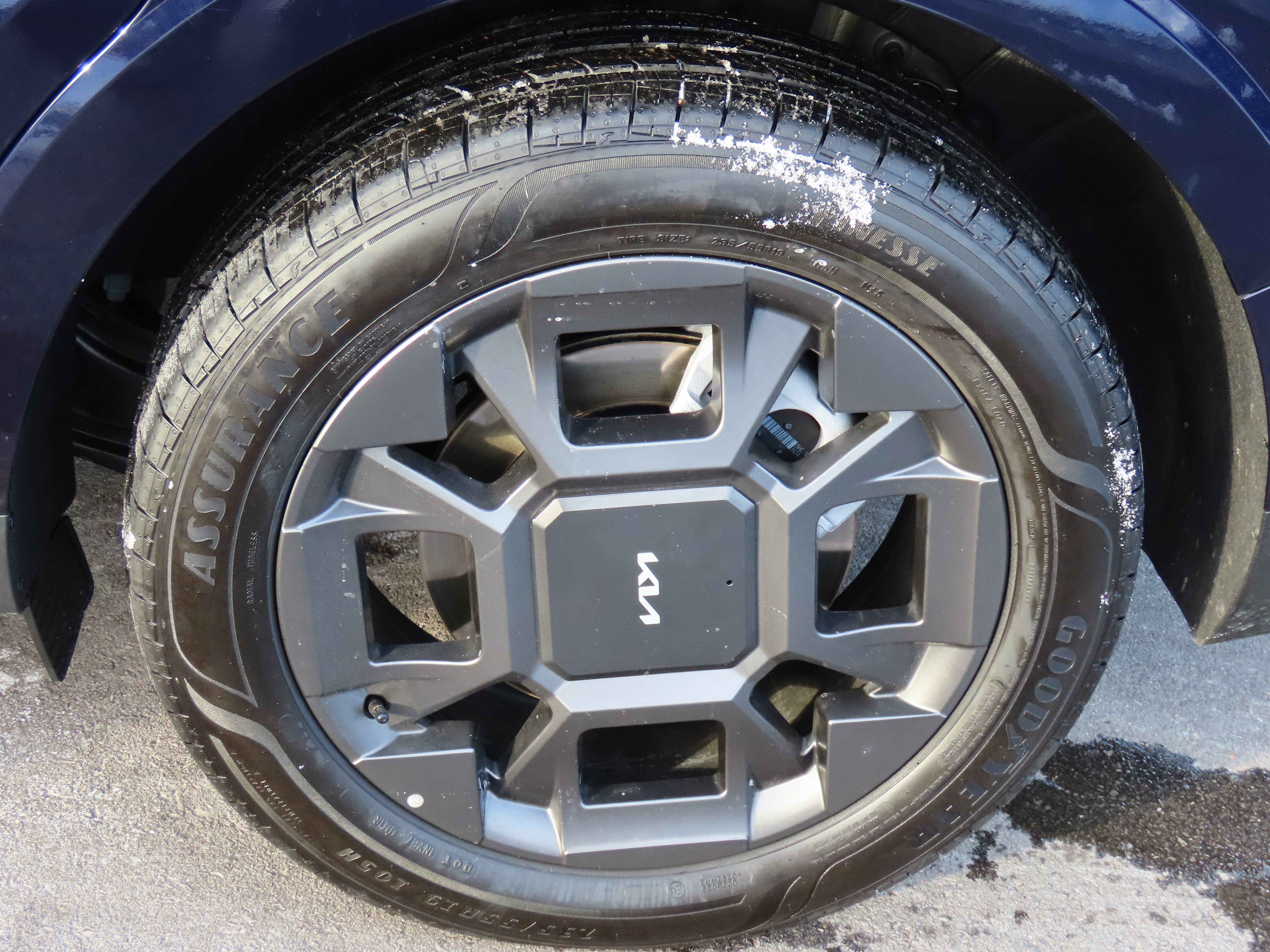 Used 2025 Kia Carnival EX image 38