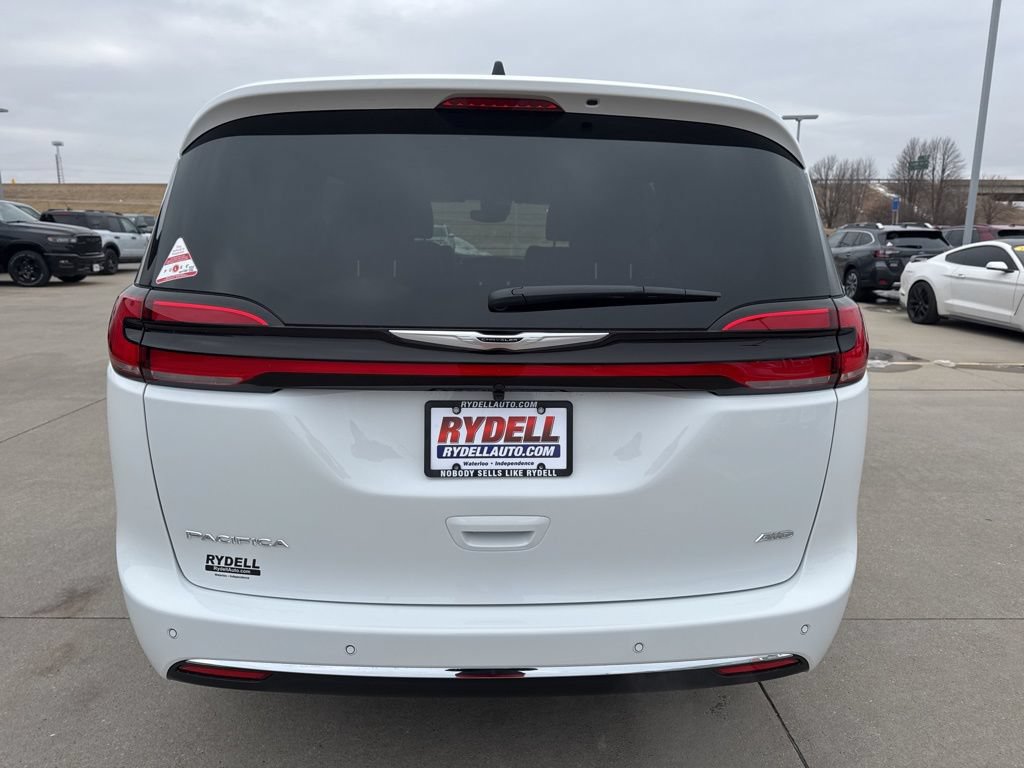 New 2026 Chrysler Pacifica Select AWD/4WD image 32
