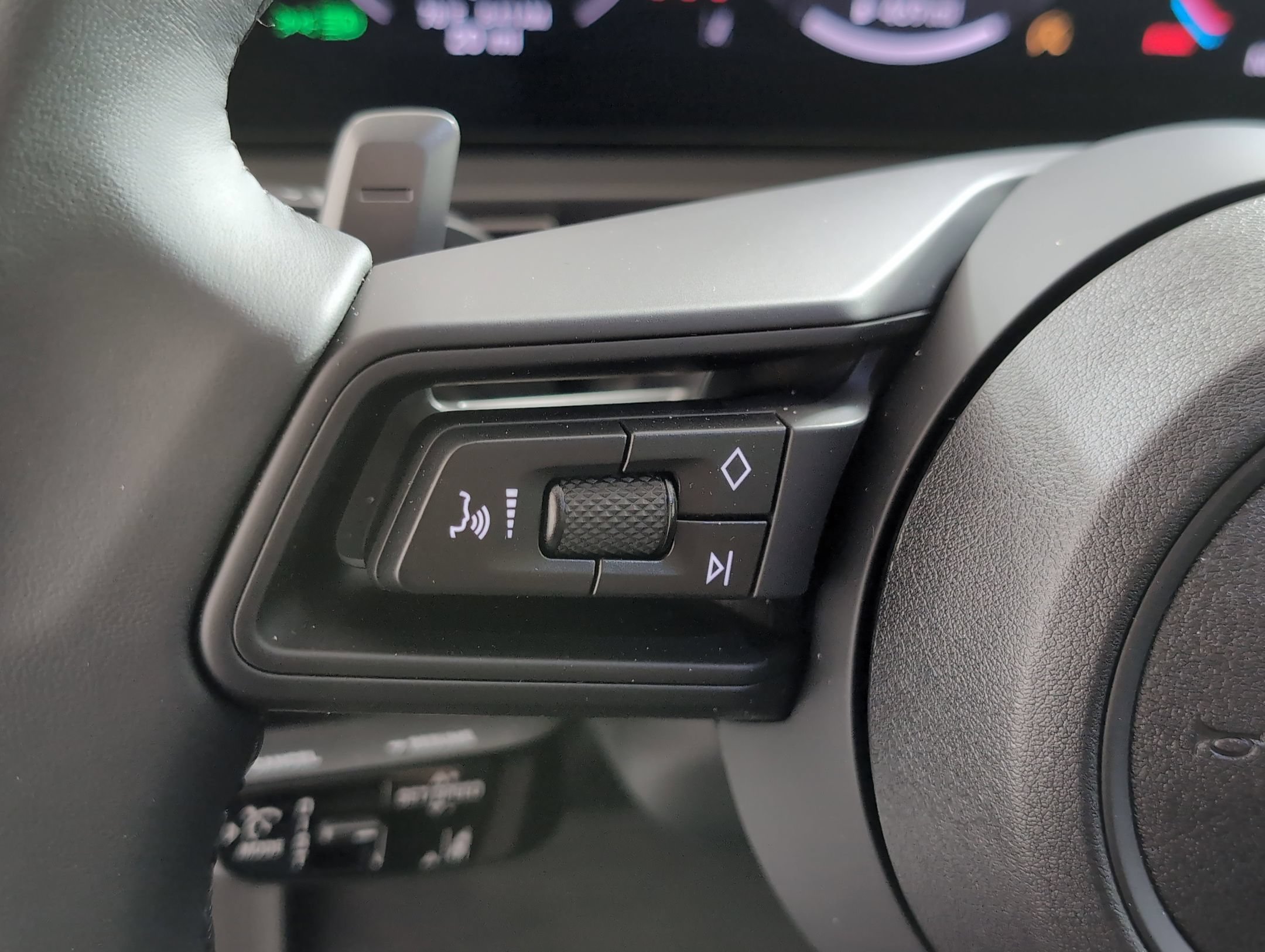 Certified 2025 Porsche Cayenne AWD/4WD image 30