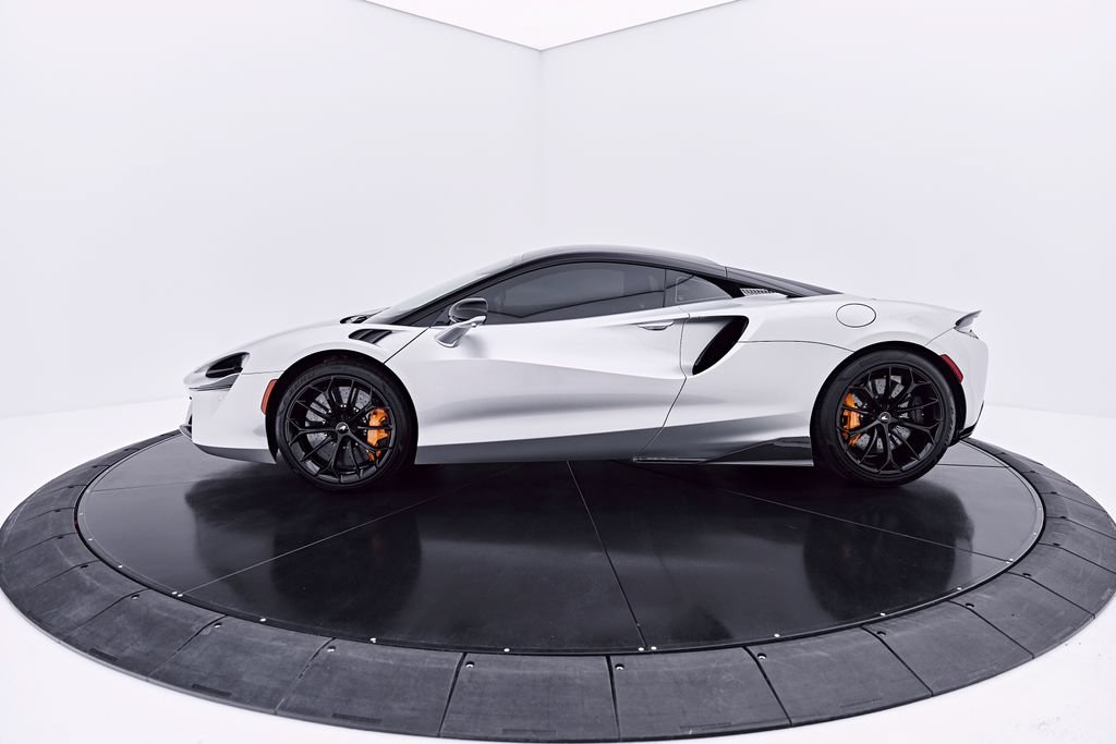 Used 2023 McLaren Artura RWD image 14