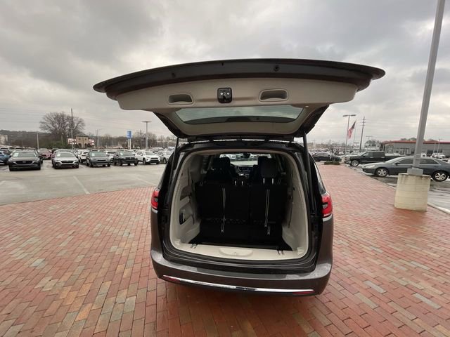 Used 2023 Chrysler Pacifica Touring-L image 34