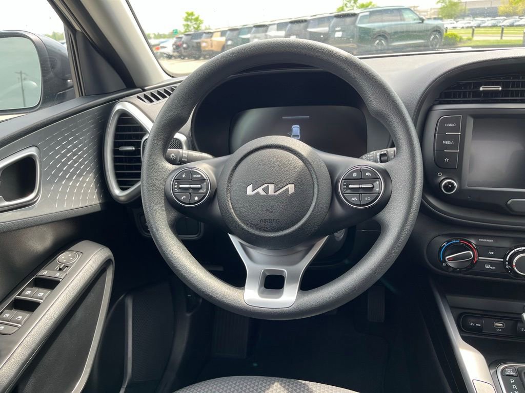 Used 2025 Kia Soul LX w/ LX Technology Package FWD image 17