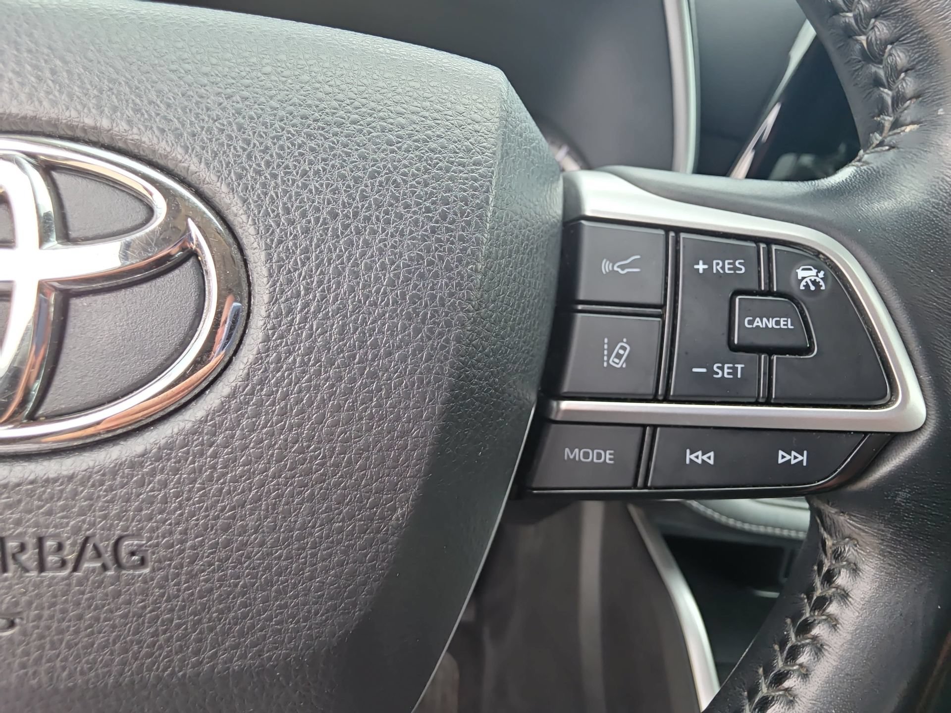 Used 2022 Toyota Highlander XLE AWD/4WD image 18