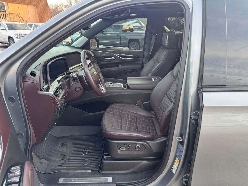 Used 2024 Cadillac Escalade V w/ LPO, ONYX Package image 16