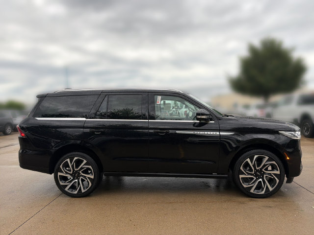 New 2026 Lincoln Navigator Reserve AWD/4WD image 4